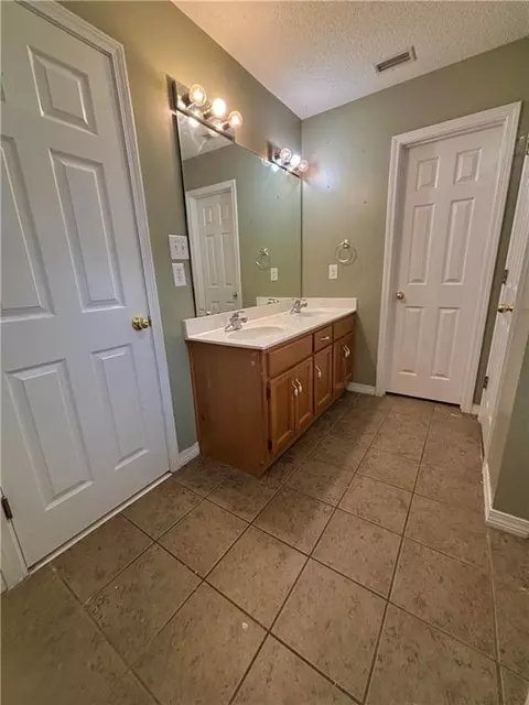 Bath - 1765 Donham Dr, Mobile, AL 36618 photo 1 of 2