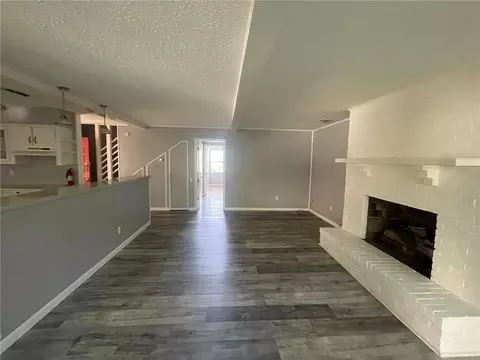 Living - 123 Windsor Ct, Daphne, AL 36526 photo 2 of 4