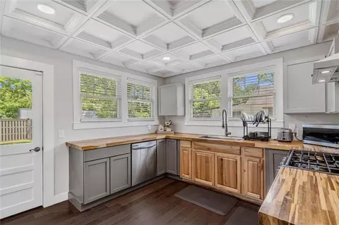 Kitchen - 2716 Edgewood St, Mobile, AL 36607 photo 2 of 3