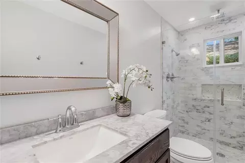 Bath - 2716 Edgewood St, Mobile, AL 36607 photo 1 of 1