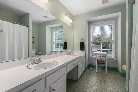 Bath - 559 Cumberland Rd, Mobile, AL 36608 photo 4 of 5