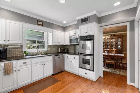 Kitchen - 559 Cumberland Rd, Mobile, AL 36608 photo 2 of 3
