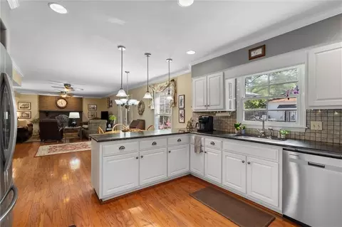 Kitchen - 559 Cumberland Rd, Mobile, AL 36608 photo 3 of 3