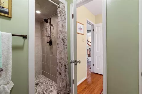 Bath - 559 Cumberland Rd, Mobile, AL 36608 photo 2 of 5