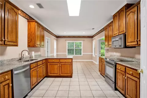 Kitchen - 6770 Deanna Ct, Mobile, AL 36695 photo 5 of 6