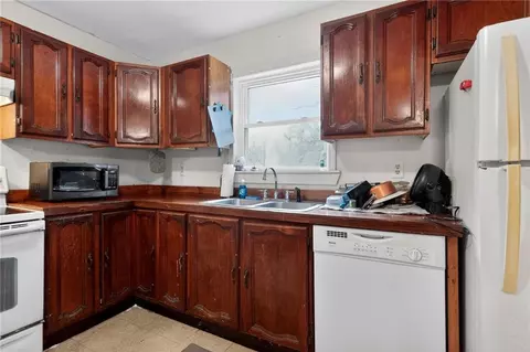 Kitchen - 4401 Wilmer Dr, Mobile, AL 36619 photo 2 of 3