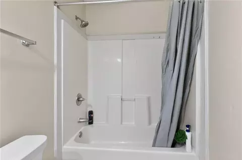 Bath - 4401 Wilmer Dr, Mobile, AL 36619 photo 2 of 3