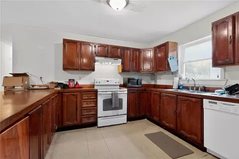 Kitchen - 4401 Wilmer Dr, Mobile, AL 36619 photo 3 of 3