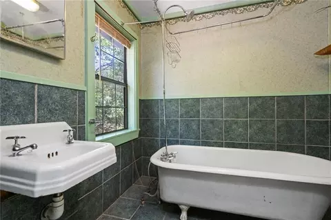 Bath - 2314 Burgett Rd, Mobile, AL 36605 photo 1 of 1