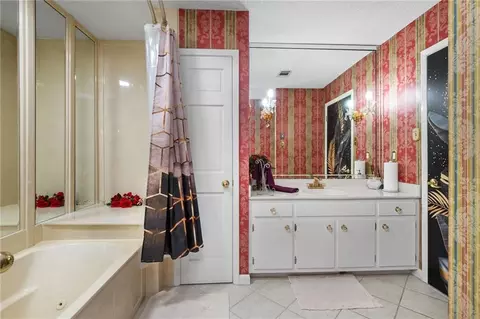 Bath - 1255 Spring Valley Dr E, Mobile, AL 36693 photo 3 of 7