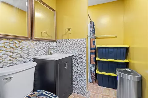 Bath - 1255 Spring Valley Dr E, Mobile, AL 36693 photo 7 of 7