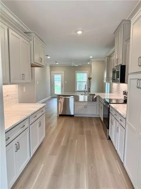 Kitchen - 2290 Snowden Pl, Mobile, AL 36609 photo 3 of 3