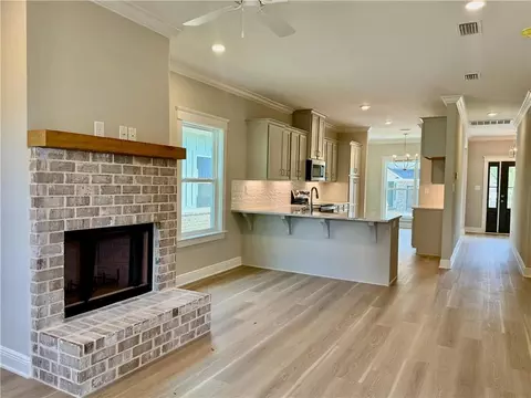 Living - 2290 Snowden Pl, Mobile, AL 36609 photo 1 of 5