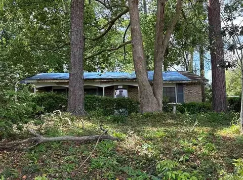 521 Holiday Ave, Chickasaw, AL 36611