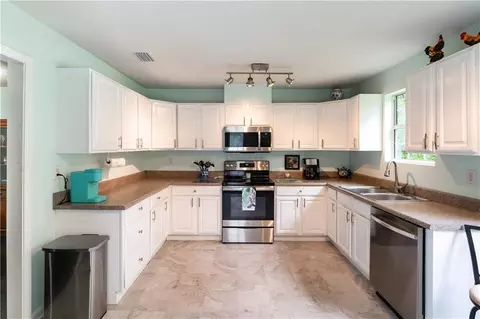 Kitchen - 1750 Staples Rd, Mobile, AL 36605 photo 2 of 3
