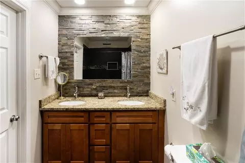 Bath - 1750 Staples Rd, Mobile, AL 36605 photo 2 of 5