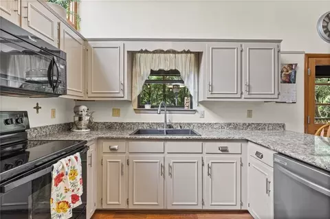 Kitchen - 2140 Luckner Ct, Mobile, AL 36618 photo 2 of 3