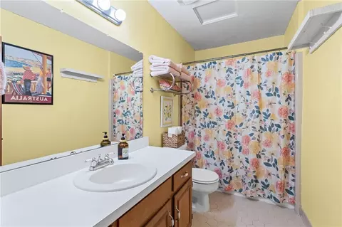 Bath - 2140 Luckner Ct, Mobile, AL 36618 photo 2 of 2