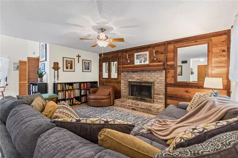 Living - 2140 Luckner Ct, Mobile, AL 36618 photo 2 of 3