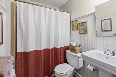 Bath - 2140 Luckner Ct, Mobile, AL 36618 photo 1 of 2