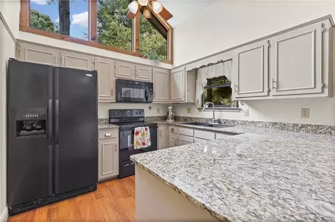 Kitchen - 2140 Luckner Ct, Mobile, AL 36618 photo 1 of 3