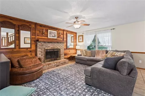 Living - 2140 Luckner Ct, Mobile, AL 36618 photo 1 of 3