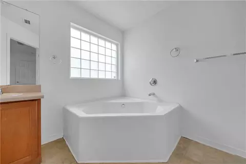 Bath - 2520 Rosebud Dr, Mobile, AL 36695 photo 1 of 5