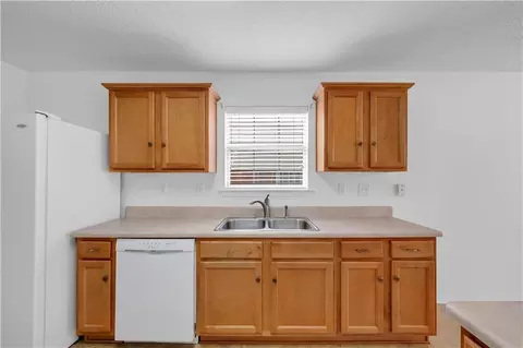 Kitchen - 2520 Rosebud Dr, Mobile, AL 36695 photo 4 of 5