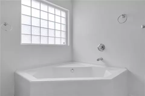 Bath - 2520 Rosebud Dr, Mobile, AL 36695 photo 2 of 5
