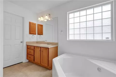 Bath - 2520 Rosebud Dr, Mobile, AL 36695 photo 3 of 5