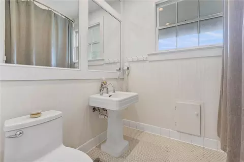 Bath - 3863 Old Shell Rd, Mobile, AL 36608 photo 3 of 3