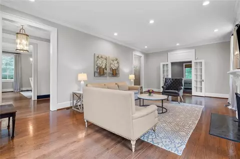 Living - 3863 Old Shell Rd, Mobile, AL 36608 photo 1 of 1