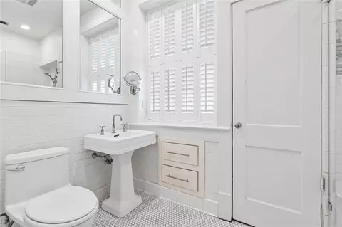 Bath - 3863 Old Shell Rd, Mobile, AL 36608 photo 1 of 3
