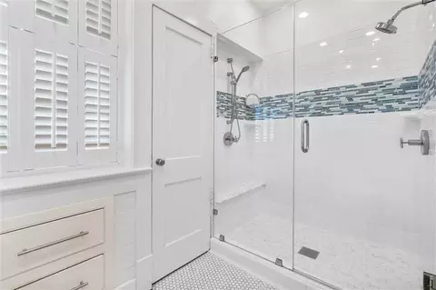 Bath - 3863 Old Shell Rd, Mobile, AL 36608 photo 2 of 3