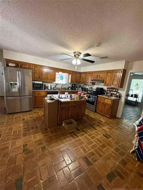Kitchen - 10550 Mclaughlin Ln, Mobile, AL 36608 photo 2 of 2