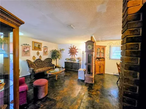 Living - 1058 Gallen Ct, Mobile, AL 36608 photo 1 of 3