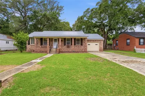 102 5th St, Chickasaw, AL 36611