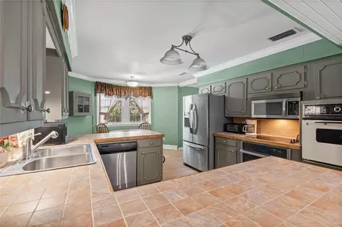 Kitchen - 3806 Claridge Rd N, Mobile, AL 36608 photo 2 of 3