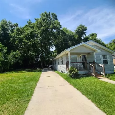 Exterior - 220 Sinclair Ave, Mobile, AL 36610 photo 1 of 3