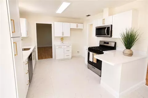 Kitchen - 1108 Chalet Dr E, Mobile, AL 36608 photo 2 of 5