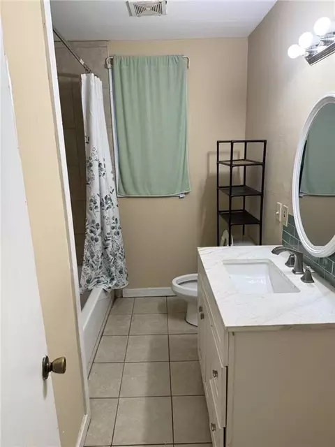 Bath - 407 Seabreeze Rd E, Mobile, AL 36609 photo 1 of 2