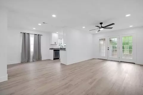 Living - 354 Vanderbilt Dr, Mobile, AL 36608 photo 5 of 5