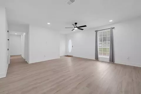 Living - 354 Vanderbilt Dr, Mobile, AL 36608 photo 4 of 5