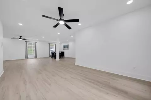 Living - 354 Vanderbilt Dr, Mobile, AL 36608 photo 2 of 5