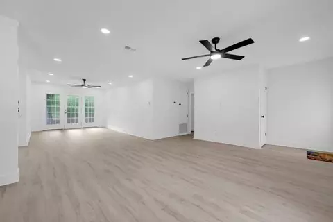 Living - 354 Vanderbilt Dr, Mobile, AL 36608 photo 3 of 5