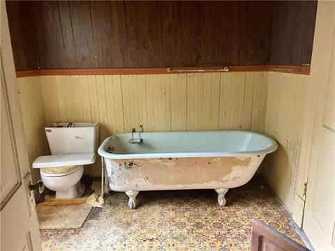 Bath - 300 Stocking St, Mobile, AL 36604 photo 1 of 2