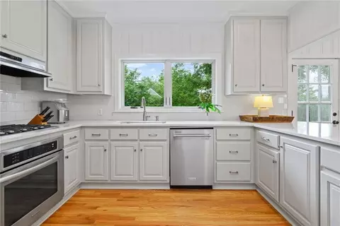 Kitchen - 13 Wimbledon Dr E, Mobile, AL 36608 photo 3 of 4