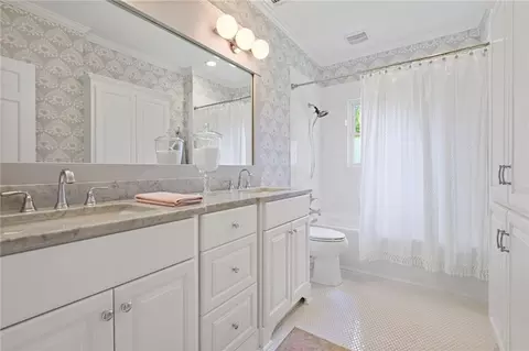 Bath - 13 Wimbledon Dr E, Mobile, AL 36608 photo 1 of 3