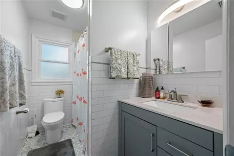 Bath - 5417 Windmill Dr, Mobile, AL 36693 photo 1 of 2