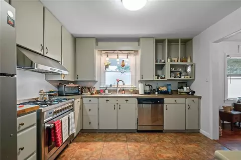 Kitchen - 5417 Windmill Dr, Mobile, AL 36693 photo 2 of 3